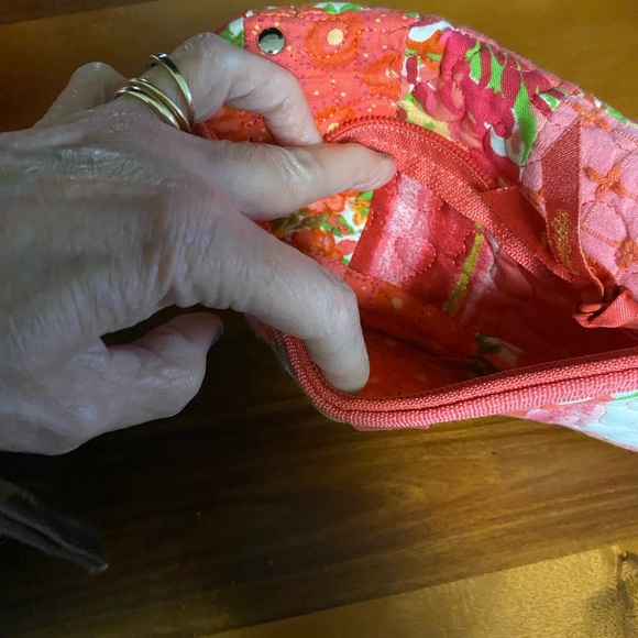 Donna Sharp set. Crossbody/shoulder strap fits both. Corals, pinks, red
So cute! - Picture 7 of 14